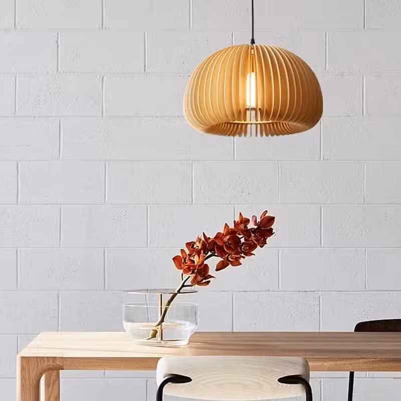 Suspension artisanale japonaise aux courbes naturelles