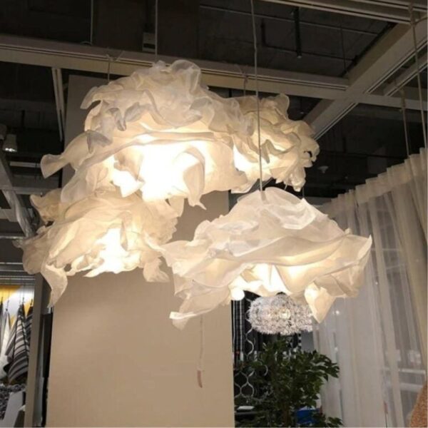 Suspension contemporaine aux courbes nuageuses