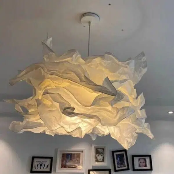 Suspension contemporaine aux courbes nuageuses