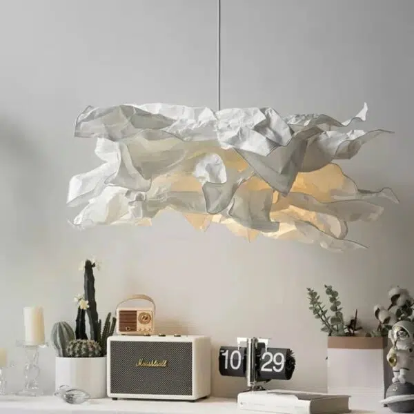 Suspension contemporaine aux courbes nuageuses