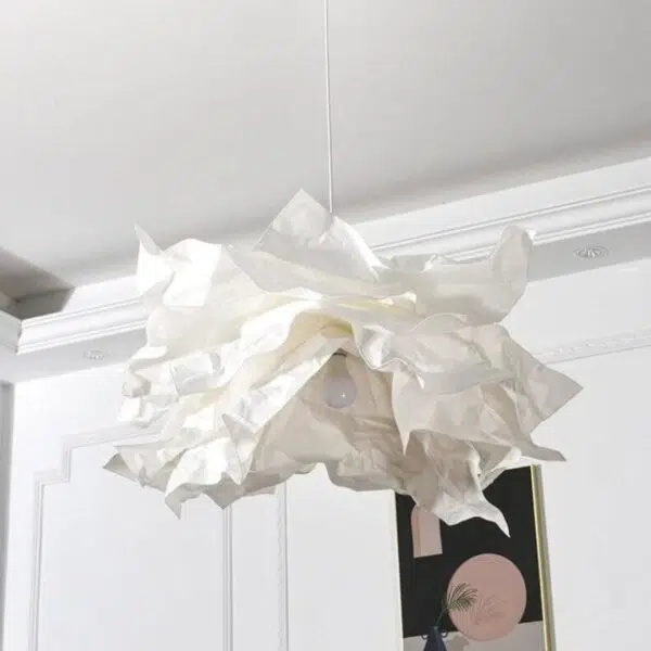 Suspension contemporaine aux courbes nuageuses