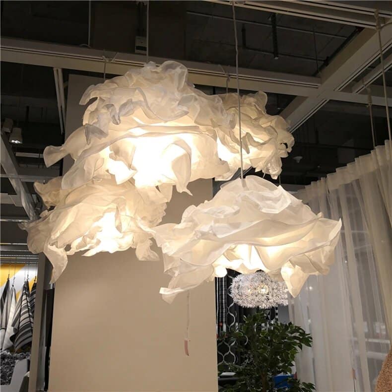 Suspension contemporaine aux courbes nuageuses