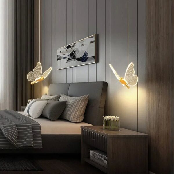 Suspension luminaire aux ailes sculptées