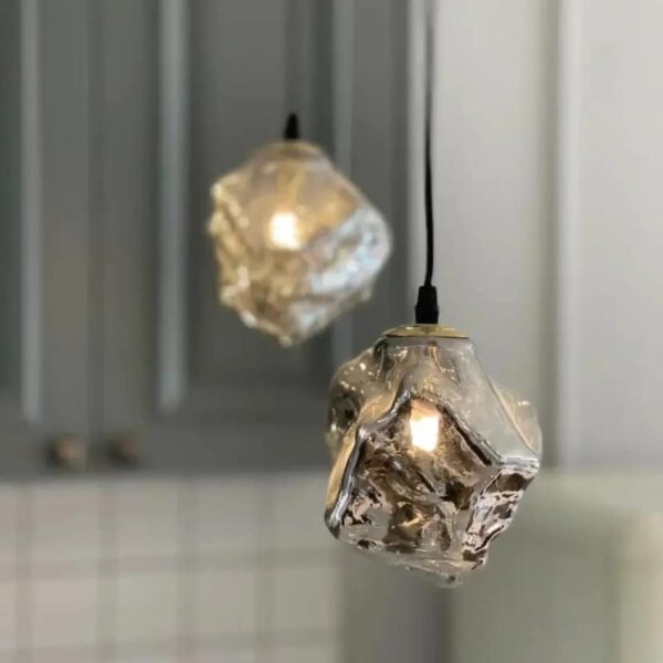 Moderne Pendelleuchte aus grauem Glas mit mineralischer Textur