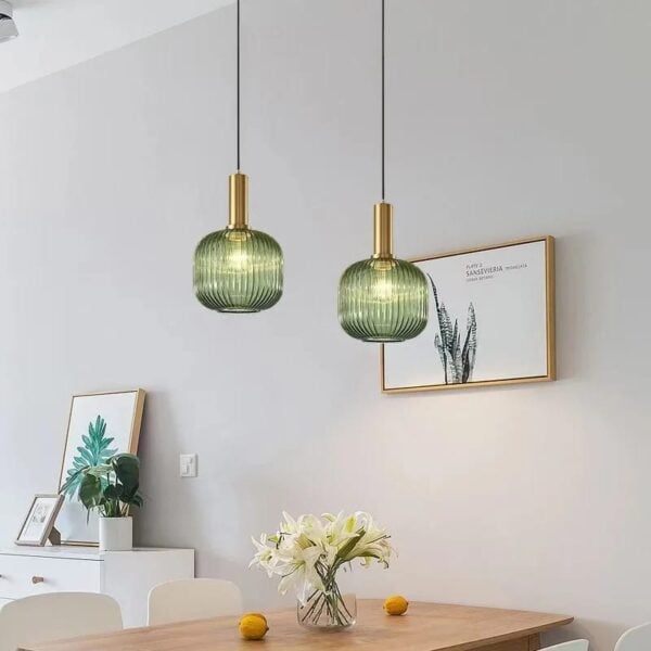 Moderne Hängeleuchte aus grünem Glas und gebürstetem Messing-Finish