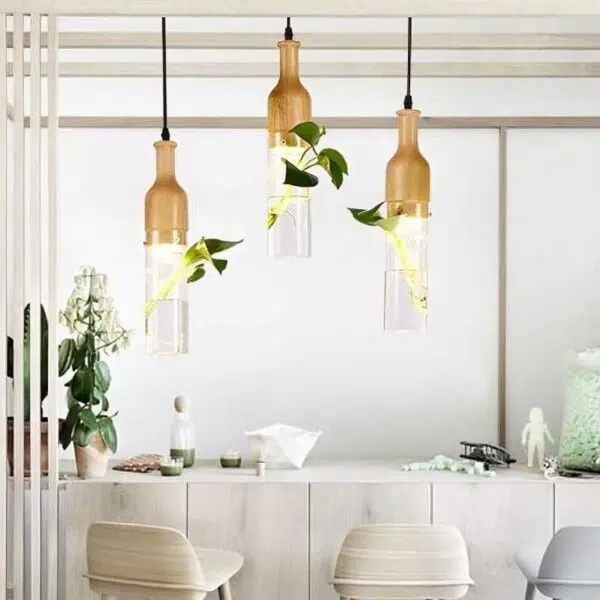 Suspension design triple avec bouteilles de verre illuminées