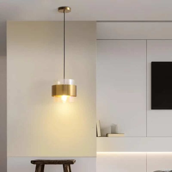 Suspension lumineuse cylindrique en verre et finition cuivrée