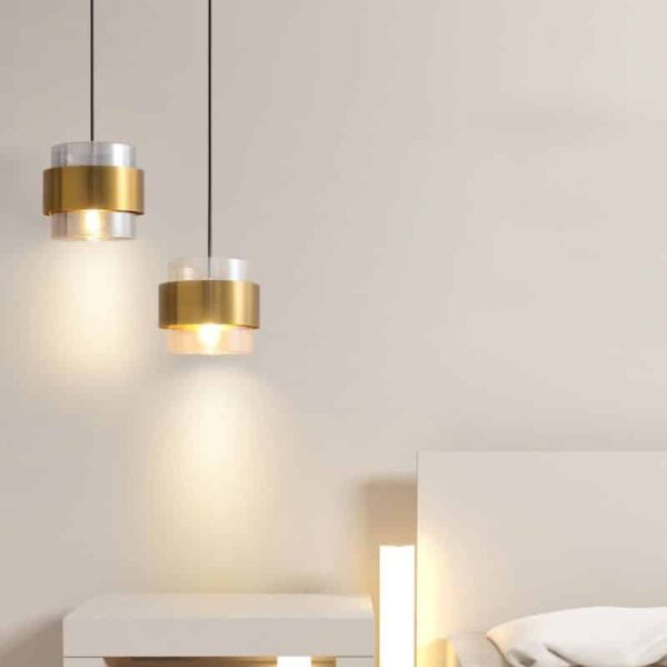 Suspension lumineuse cylindrique en verre et finition cuivrée