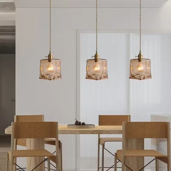 Suspension lumineuse en verre au design intemporel