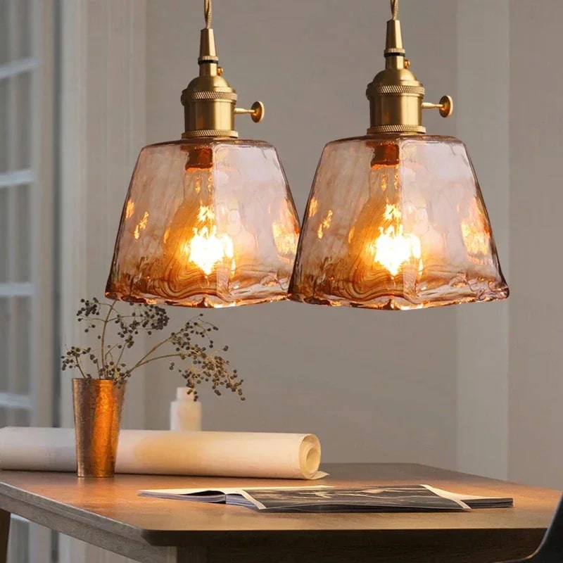 Suspension lumineuse en verre au design intemporel
