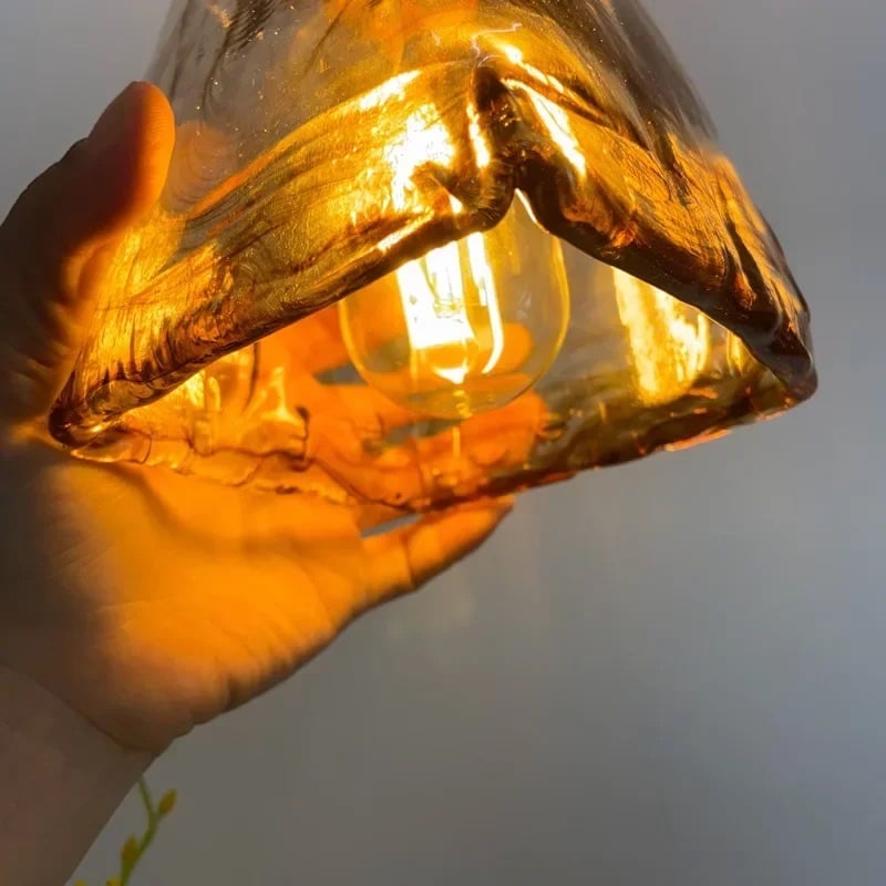 Suspension lumineuse en verre au design intemporel