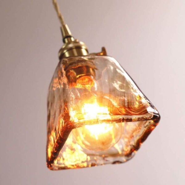 Suspension lumineuse en verre au design intemporel