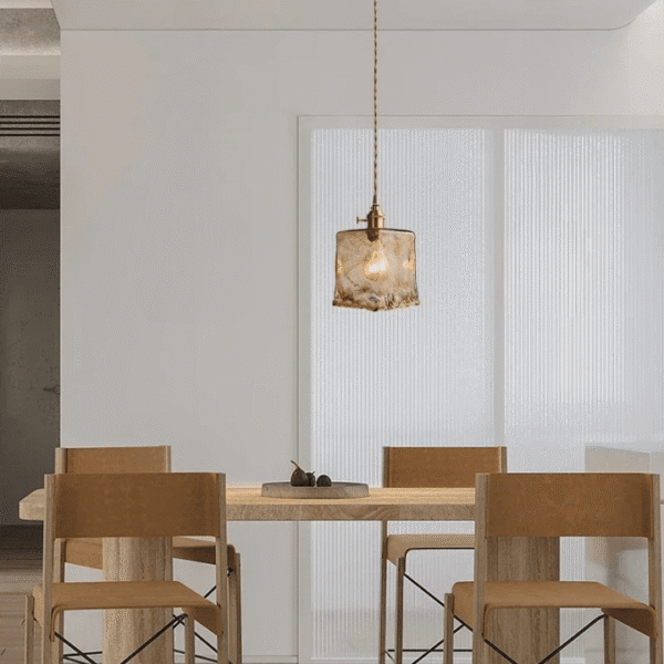 Suspension lumineuse en verre au design intemporel