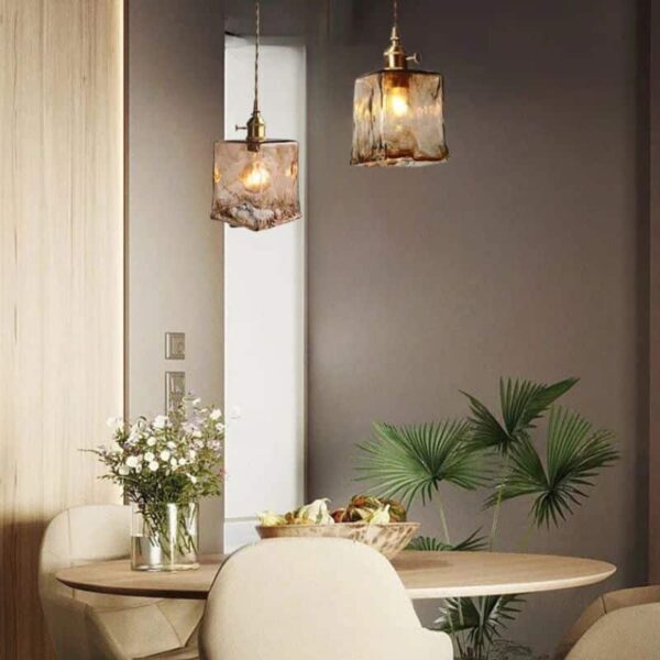 Suspension lumineuse en verre au design intemporel