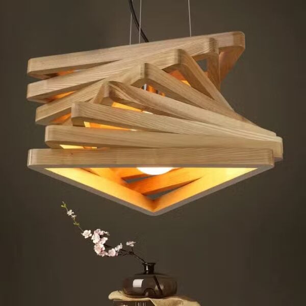 Suspension triangulaire LED en bois naturel