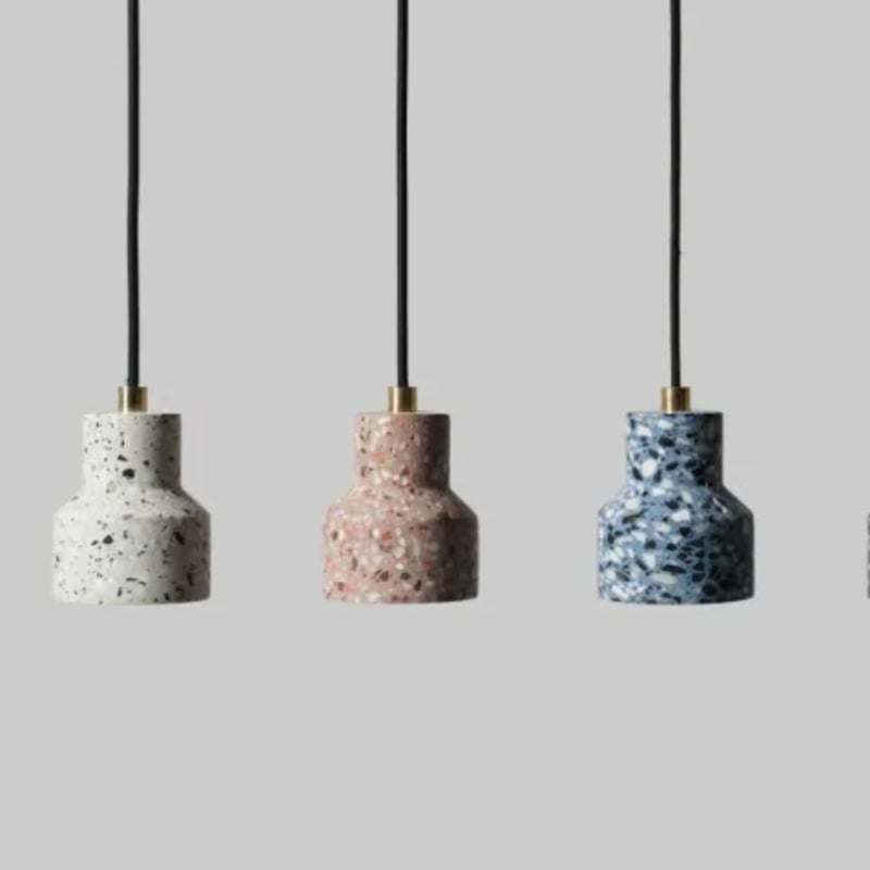Suspension artisanale en terrazzo aux lignes épurées