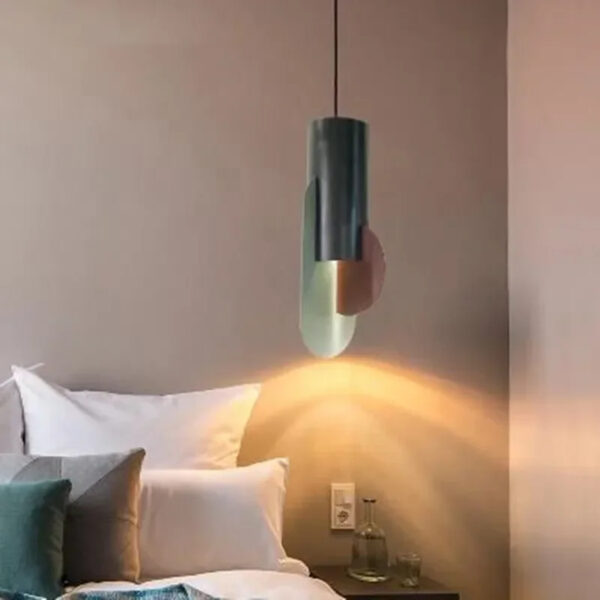 Moderne Pendelleuchte mit klaren Linien aus Metall