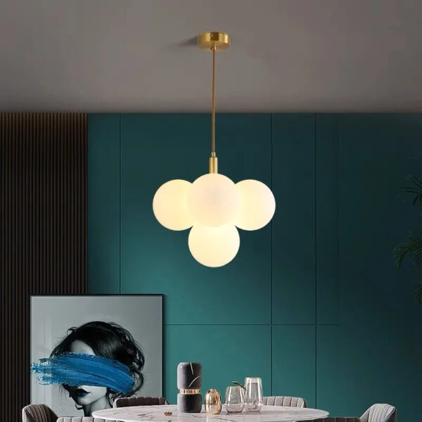 Moderne Hängeleuchte mit Kugeln aus Mineralkristall