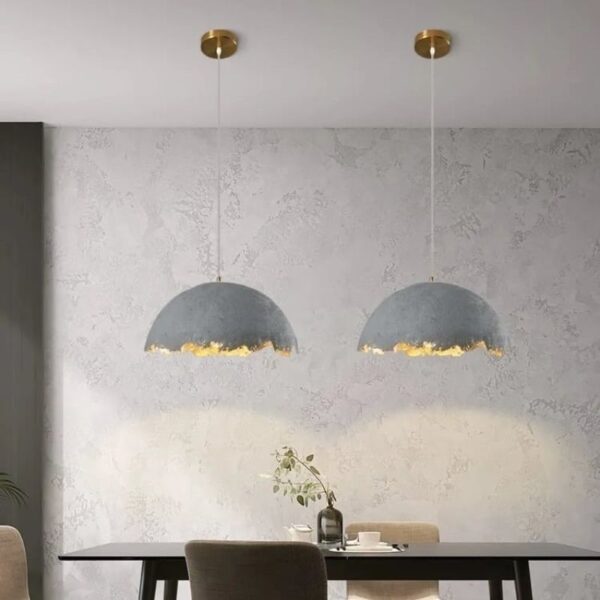 Suspension contemporaine en métal façon coque épurée