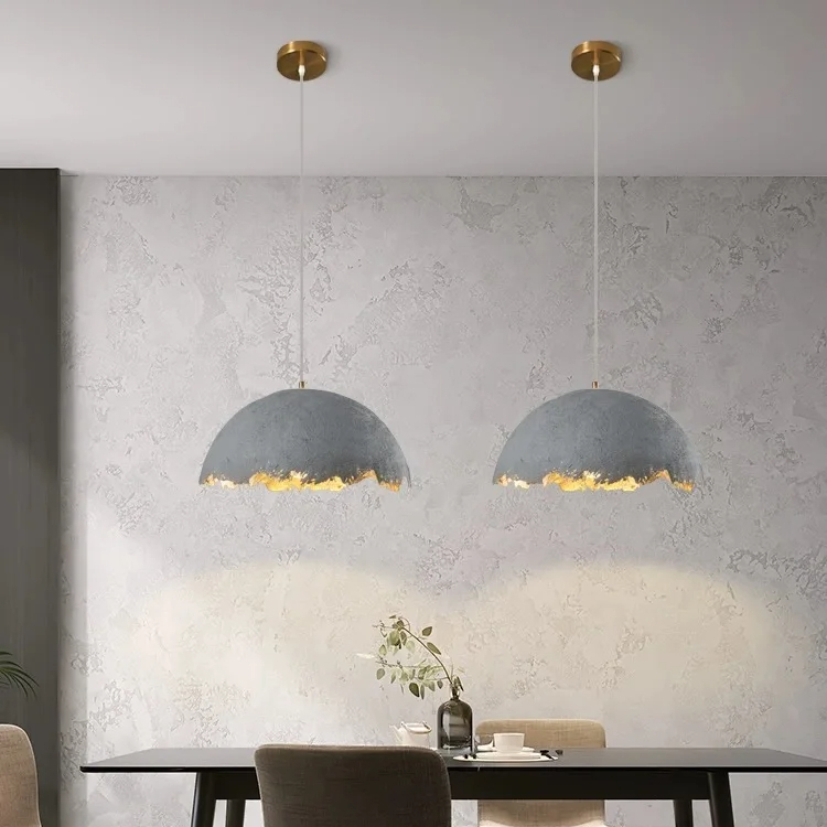 Suspension contemporaine en métal façon coque épurée