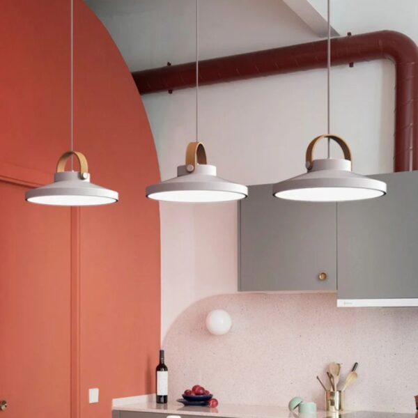 Moderne Pendelleuchte aus edlem Metall