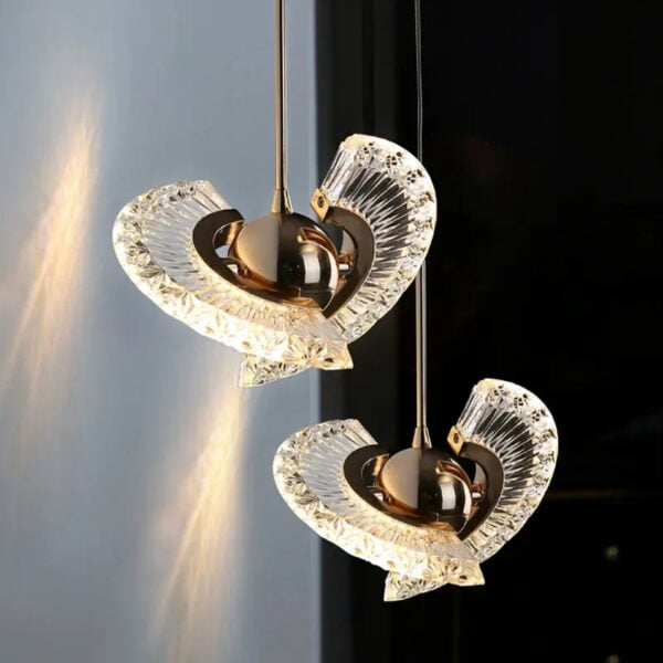Moderne, drehbare Pendelleuchte mit goldenen Verzierungen