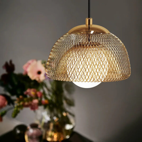 Suspension design en acier doré avec motif ajouré contemporain