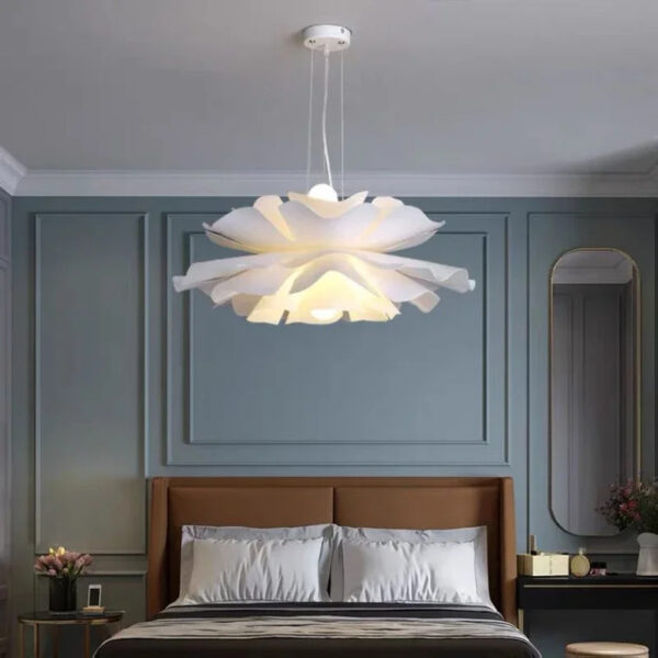 Suspension florale blanche au design contemporain épuré