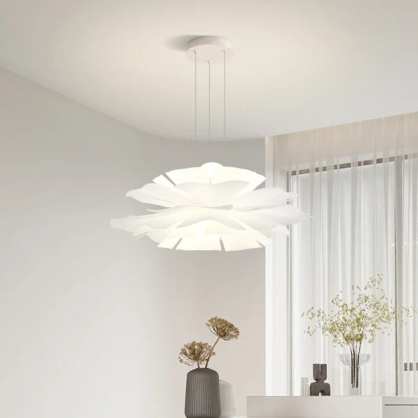 Weiße Blumen-Hängeleuchte mit schlichtem, zeitgenössischem Design