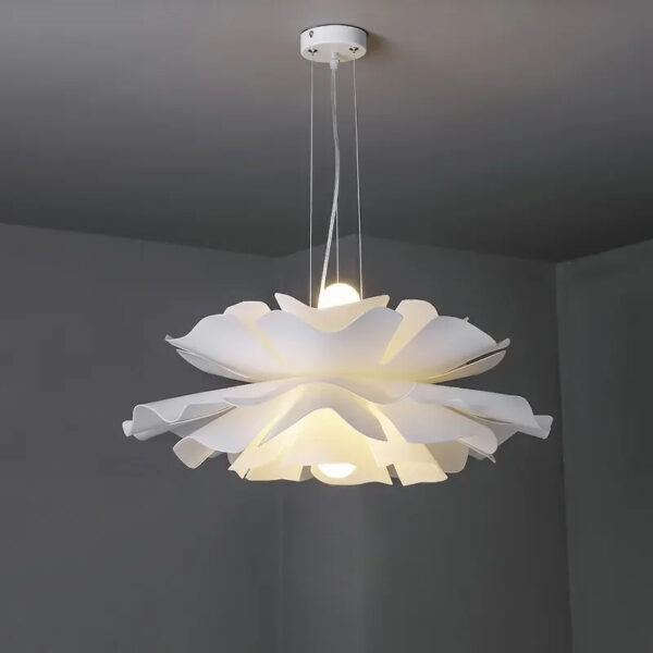 Suspension florale blanche au design contemporain épuré