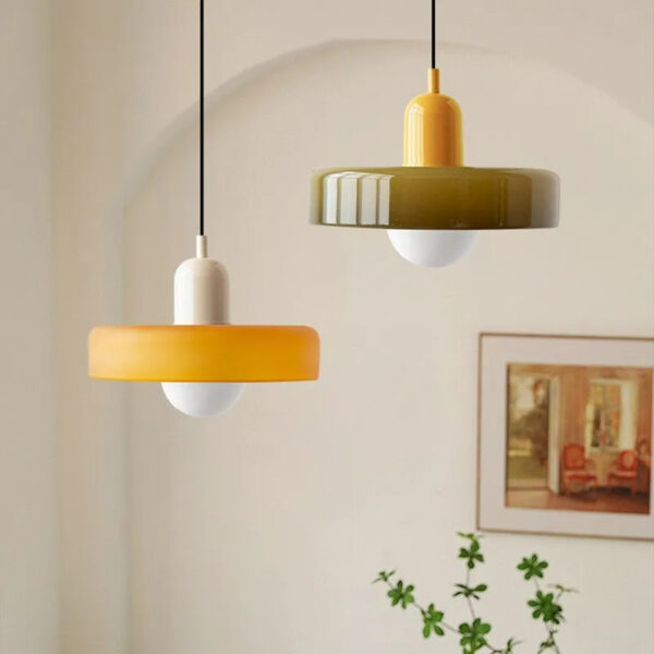 Moderne Pendelleuchte mit Freileitungen