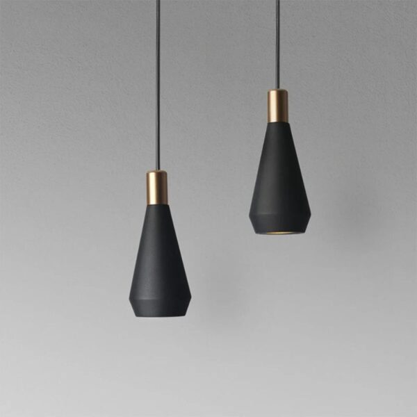 Metalen hanglamp met zuivere lijnen