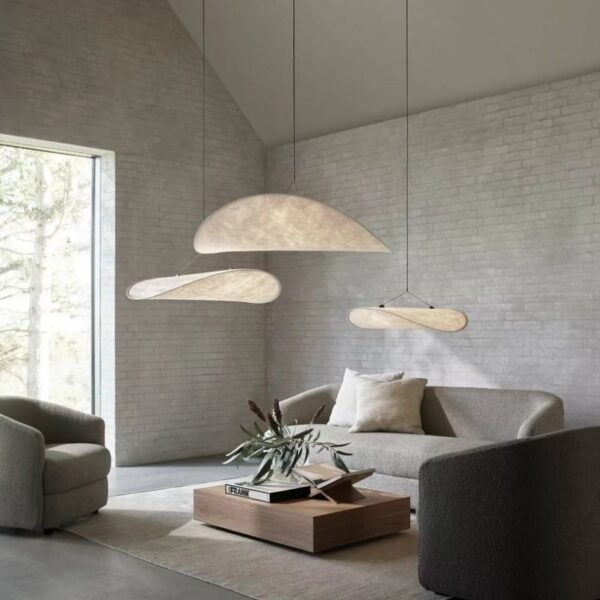Suspension luminaire raffinée en soie aux lignes contemporaines