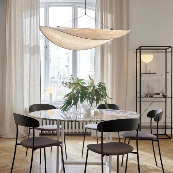 Suspension luminaire raffinée en soie aux lignes contemporaines