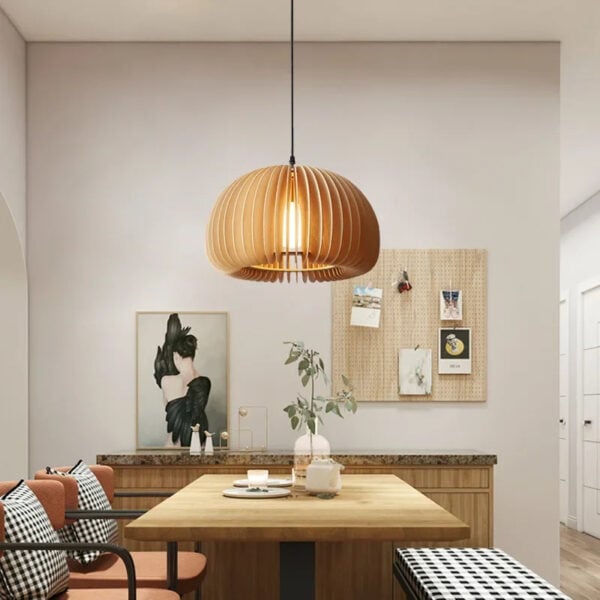 Handgemaakte hanglamp in natuurlijk hout voor de eetkamer