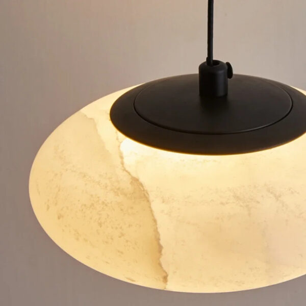 Ronde hanglamp in marmer met een puur ontwerp