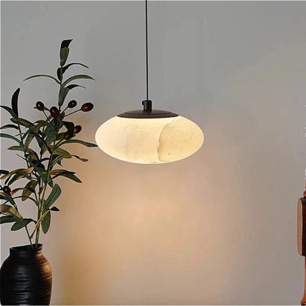 Suspension lumineuse circulaire en marbre au design épuré
