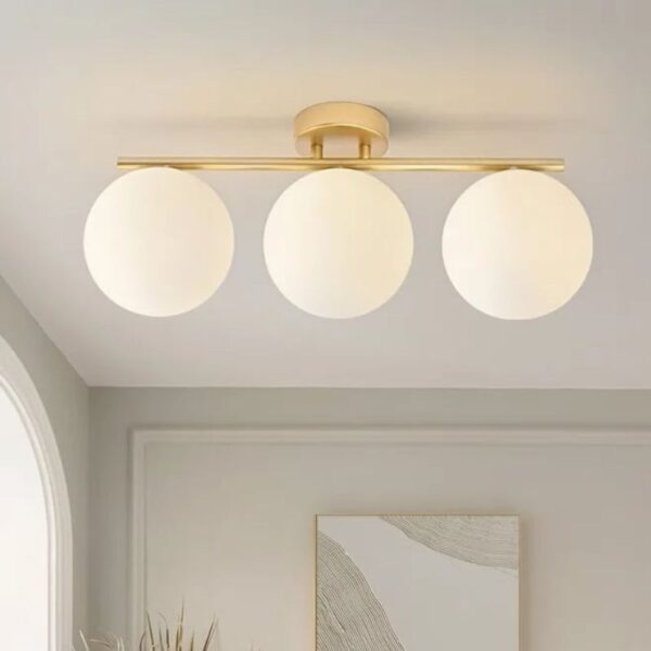 Suspension lumineuse LED avec trio de globes en verre et finition dorée