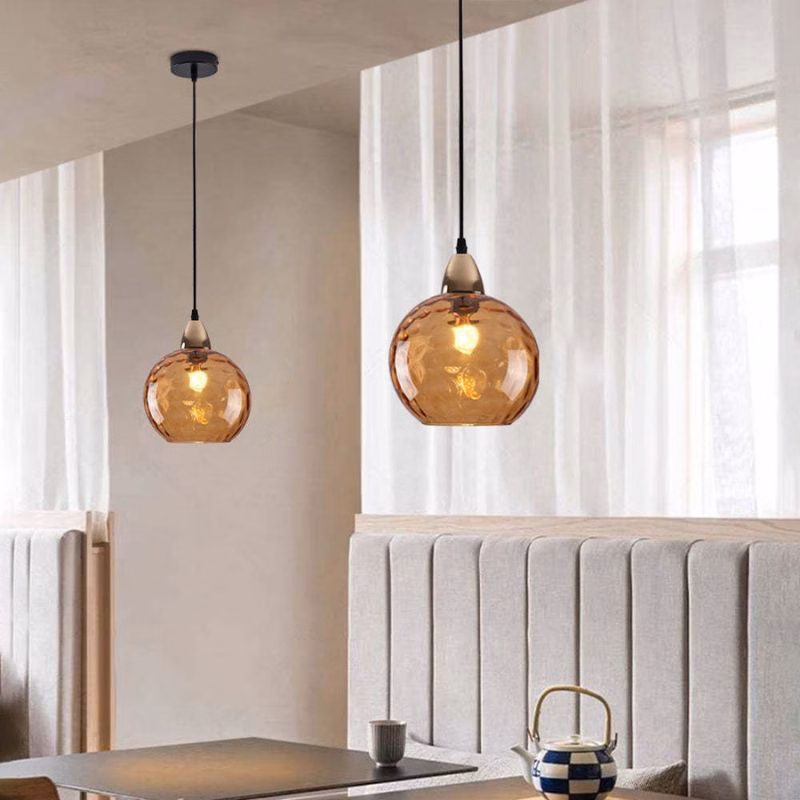 Suspension contemporaine en verre teinté aux accents nordiques