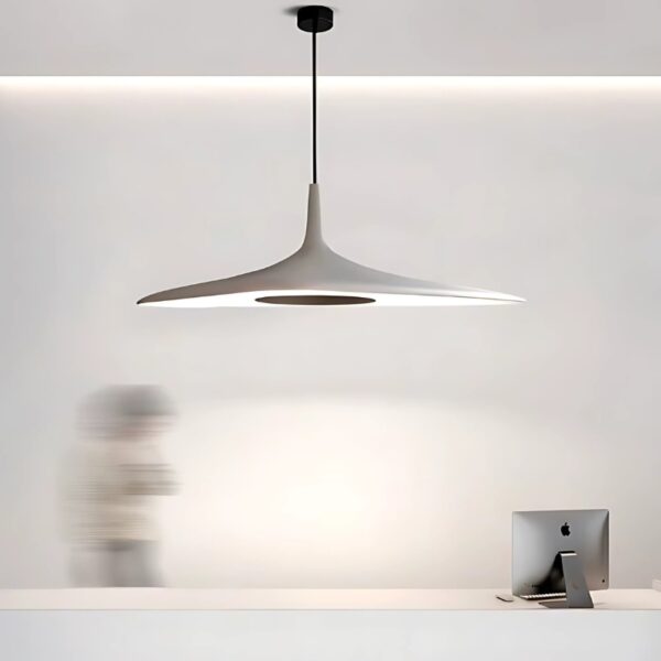 Suspension design en résine blanche d'inspiration nordique