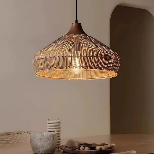 Suspension luminaire artisanale en rotin d'inspiration orientale