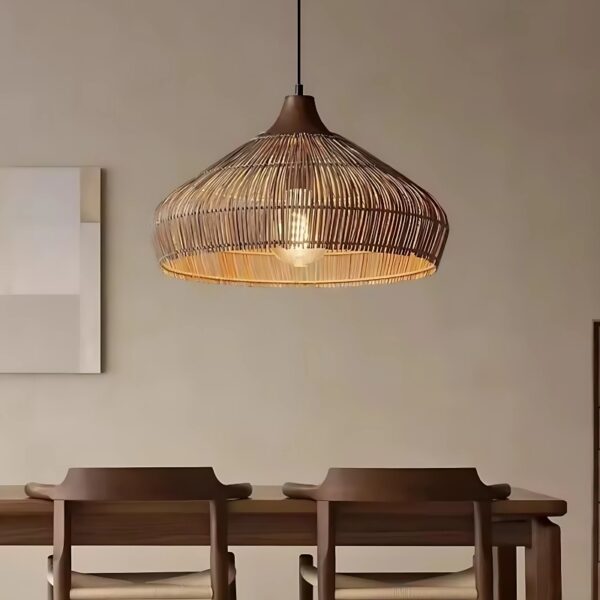 Suspension luminaire artisanale en rotin d'inspiration orientale